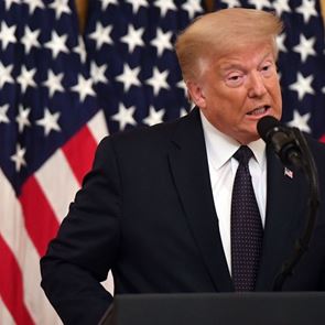 Ο κορονοϊός βουλιάζει τη δημοτικότητα του Donald <em>Trump</em>