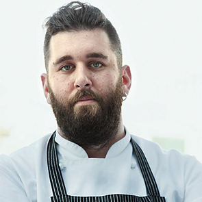 Ο Χάρης Νικολούζος παραμένει λάτρης της παράδοσης