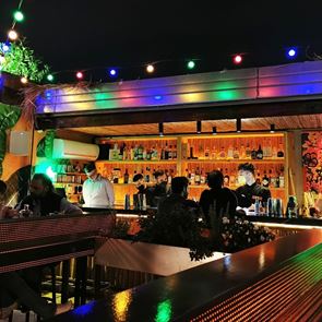 Λοκάλι, στην ταράτσα με αγαύη