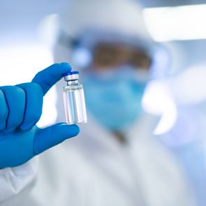 Η Ευρώπη ξεμένει από &lt;em>εμβόλια&lt;/em> κατά του κορονοϊού