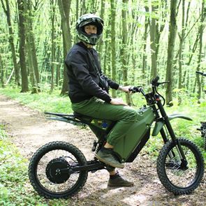 Τα ηλεκτρικά σκούτερ των ελεύθερων σκοπευτών της Ουκρανίας