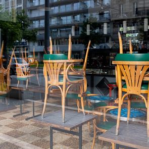 Μόνο το αυστηρό lockdown θα περιορίσει τον &lt;em>κορονοϊό&lt;/em>