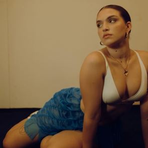 Mae Muller, η εκλεκτή του Ηνωμένου Βασιλείου στη Eurovision 2023