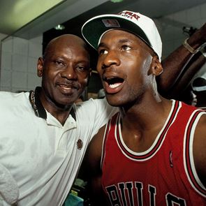 Η αληθινή ιστορία πίσω από τον θάνατο του πατέρα του Michael Jordan