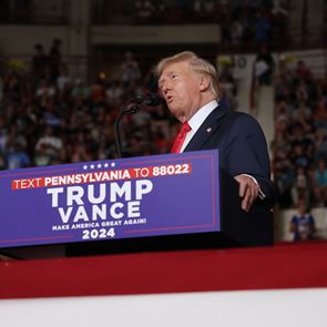 Νέο σκάνδαλο: Πρώην μοντέλο κατηγορεί τον Trump για σεξουαλική επίθεση και εμπλέκει τον Epstein