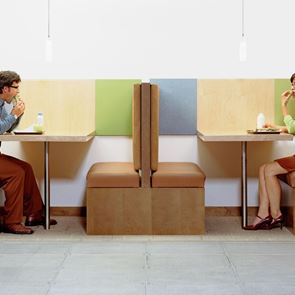 Το να τρως έξω μόνος κάνει κακό στην υγεία σου και στο περιβάλλον