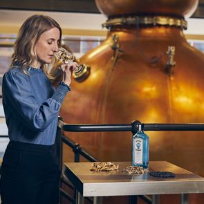 Dr. Anne Brock, η Σιδηρά Κυρία του Gin