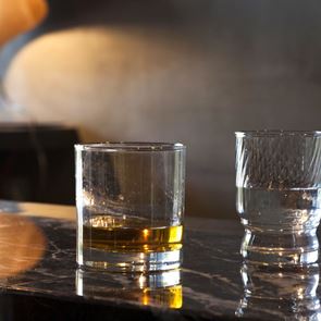 Το πιο ποιοτικό φθηνό <em>ουίσκι</em> στον κόσμο στοιχίζει μόλις 15 ευρώ