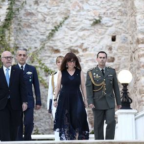 Η Κατερίνα Σακελλαροπούλου θα συναντηθεί σήμερα με τη μοναδική κάτοικο της Κινάρου