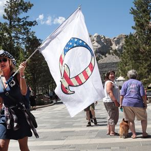 Τι ακριβώς είναι και τι υποστηρίζει η θεωρία συνωμοσίας QAnon
