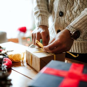 10 ιδέες δώρων για να γλιτώσεις το εορταστικό διπλωματικό επεισόδιο με την πεθερά σου