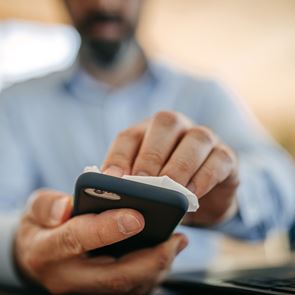 Ο σωστός τρόπος για να απολυμάνεις το κινητό σου