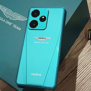 Συνεργασία Aston Martin και realme για το απίστευτο κινητό GT 7 (video