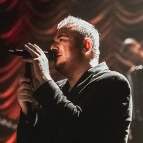 Ο Αντώνης Ρέμος μεταξύ πίστας και μεγάλου club