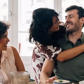 Sunday lunch with <em>friends</em> | Το κυριακάτικο ritual που σκορπίζει μαγεία