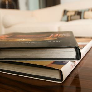 5 coffee table books ιδανικά για το σαλόνι