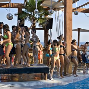 Ζευγάρι με κορονοϊό έσπασε την καραντίνα στη Μύκονο