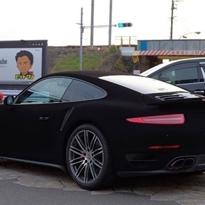 Να πώς βάφεται η πιο μαύρη Porsche 911 στον κόσμο