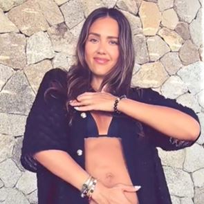 Jessica Alba, η Μύκονος σου πάει πολύ