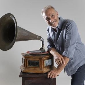 Μίνως Μάτσας: Παίρνω τους βέβηλους ρυθμούς του Μάρκου, τις θεϊκές μελωδίες του Τσιτσάνη και τα βάζω στο δικό μου μουσικό σύμπαν