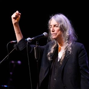 Patti Smith: Βγείτε στους δρόμους, εσείς είστε το μέλλον