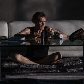 Ο Willem Dafoe έχει πολλά να πει για το κλειστοφοβικό Inside