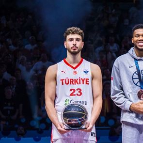 Γιάννης και Σενγκούν μας χάρισαν το beef του EuroBasket-το βίντεο που δεν ανταλλάζουν χειραψία