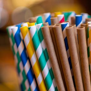 Τι είναι τα παντοτινά &#39;χημικά&#39; που περιέχουν τα χάρτινα καλαμάκια