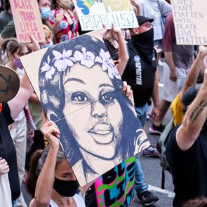 Το εξώφυλλο του Oprah Magazine με τη δολοφονηθείσα Breonna Taylor