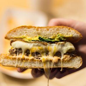 5 outsider τυριά που αξίζει να δοκιμάσεις σε burgers