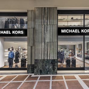 O Michael Kors εγκαινιάζει νέο κατάστημα στο κέντρο της Αθήνας