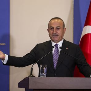 Αστείες δικαιολογίες Cavusoglu για το καψόνι στον Τζιτζικώστα
