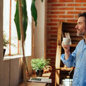 Πώς θα κάνεις τον καφέ σου πιο υγιεινό για να γιορτάσεις σωστά την παγκόσμια ημέρα καφέ