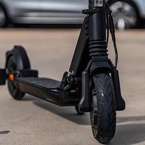 Το ηλεκτρικό πατίνι της Mercedes είναι καλύτερο από σκούτερ