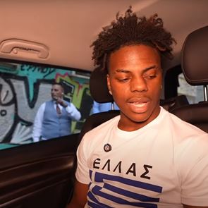 Ο διάσημος &lt;em>Youtuber&lt;/em> IshowSpeed πέρασε έξω από το Μαξίμου και έσπειρε τον πανικό