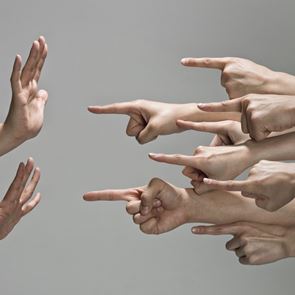 Πώς πρέπει να αντιμετωπίζουμε την κριτική που μας ασκούν