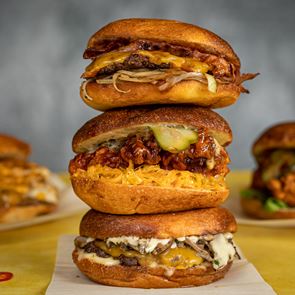 Ένα χρόνο μετά, το Smash’n Bun εξακολουθεί να σερβίρει επικά burgers