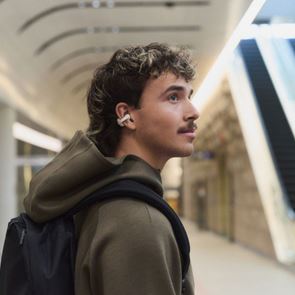 Αυτά είναι τα νέα ακουστικά ανοιχτού τύπου από τη Sony