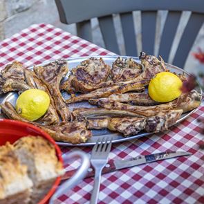 Σε αυτές τις ταβέρνες οι Αθηναίοι επιστρέφουν ξανά και ξανά