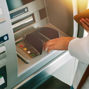 Όλες οι αλλαγές στις χρεώσεις των ATM-ποιες καταργούνται