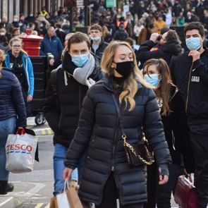 Κορονοϊός: Αυξήθηκαν στα 6.667 τα νέα κρούσματα