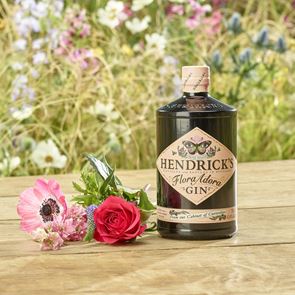 Hendrick&#39;s Flora Adora gin, μία ασυνήθιστα λουλουδένια έκρηξη απόλαυσης