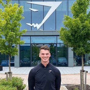 Πρώην ντελιβεράς της Pizza Hut έχτισε αθλητικό brand αξίας $1 δισ. μέσω TikTok και Instagram