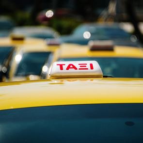 Οδηγός ταξί χρέωσε τουρίστα 160 ευρώ για το δρομολόγιο αεροδρόμιο-Πειραιάς