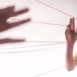 Γιατί η θεωρία της αόρατης κλωστής μας αφορά όλους