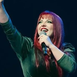 Η Χρύσα Κατσαρίνη θέλει η &lt;em>γυναίκα&lt;/em> του μέλλοντος να είναι &#39;μη δολοφονημένη&#39;