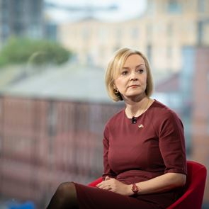 Τρίζει η καρέκλα της Liz Truss στη Βρετανία