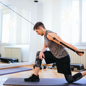 Το squat-split με λάστιχα θωρακίζει τις αρθρώσεις σου