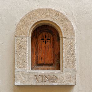 Τα παράθυρα του κρασιού: Από την εποχή της πανώλης στη Φλωρεντία του σήμερα