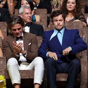 Σε άλλα νέα, το ίντερνετ αναρωτιέται αν ο Harry Styles έφτυσε τον Chris Pine